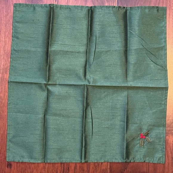 Set of 4 Christmas Holiday Napkins 2 different patterns - Holly Berry and Plaid - Picture 5 of 9